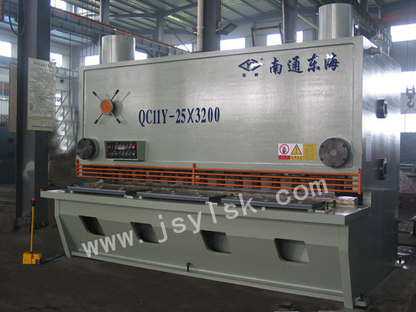 QC11Y-25*3200液(ye)壓閘式(shi)剪闆機(jī)