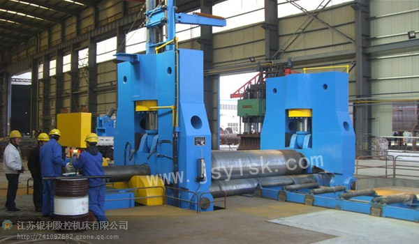 大型(xing)上輥萬能(neng)式卷闆機(ji)