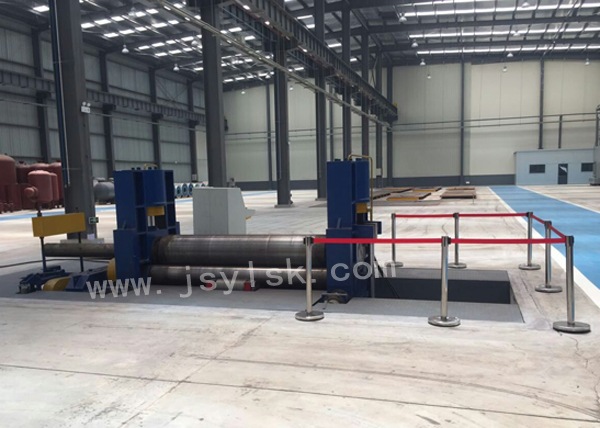 中小型(xing)上輥萬(wan)能式卷(juàn)闆機