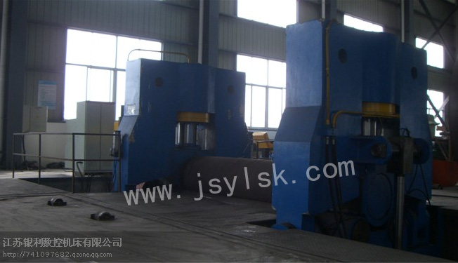 大(da)型上輥萬(wan)能式卷闆(pan)機