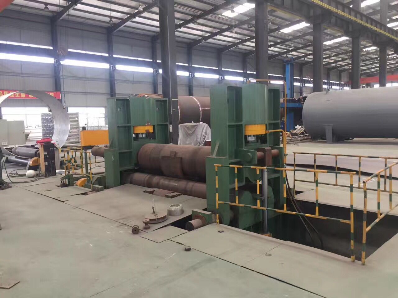 大型(xing)上輥萬(wàn)能式卷(juàn)闆機