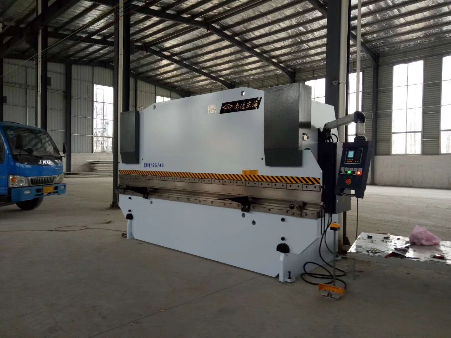 東海(hǎi)折彎機(ji)